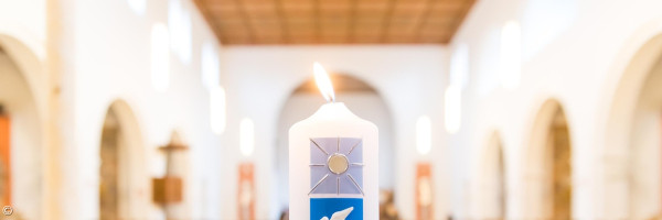 Taufkerze vor Kirchenraum